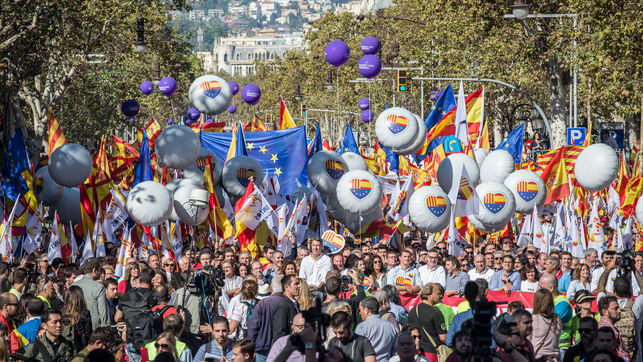 Miles de personas se manifiestan en Barcelona contra independencia de ...