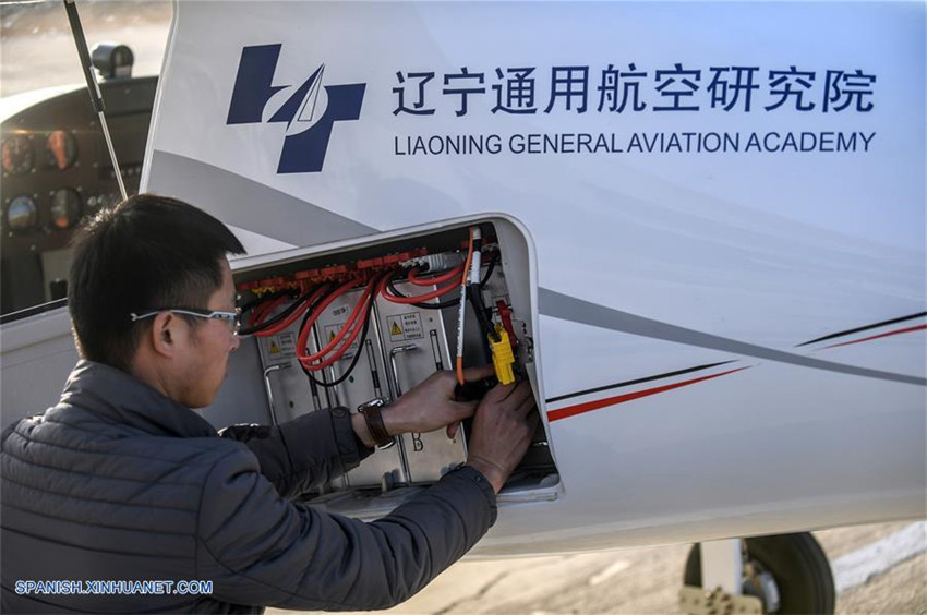 Versión avanzada de primer avión eléctrico de China realiza vuelo inaugural