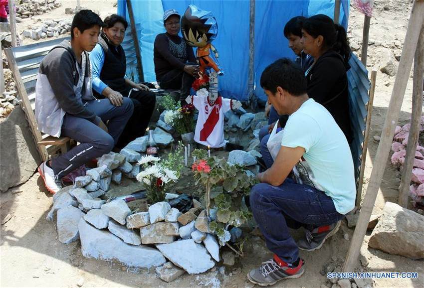 Peruanos llevan comida y bebida a sus muertos