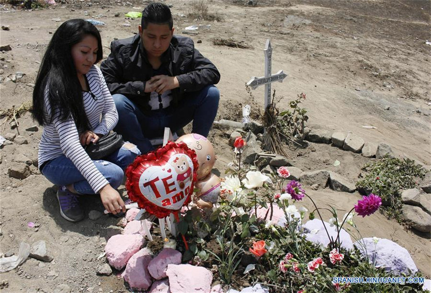 Peruanos llevan comida y bebida a sus muertos