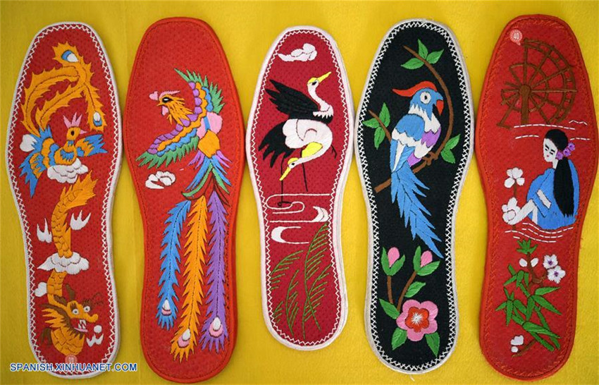 El bordado muestra cultura del grupo étnico Tijua en Hubei