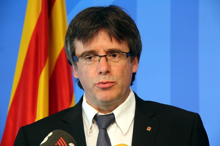 Líder catalán destituido Puigdemont se entrega a policía belga