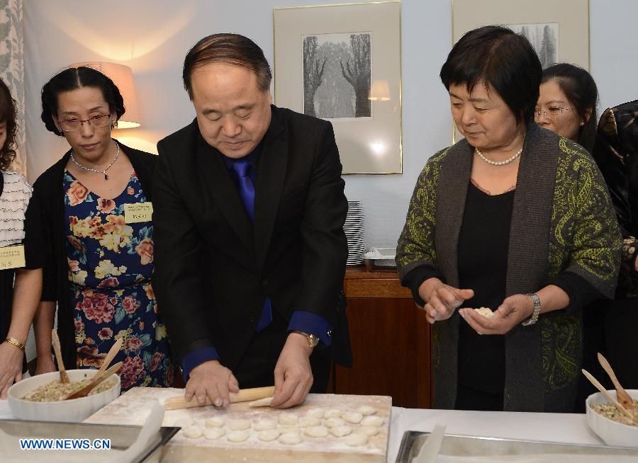 12月9日，在瑞典首都斯德哥尔摩，2012年诺贝尔文学奖得主、中国作家莫言（前左）与夫人杜勤兰（前右）在当地华人华侨举办的欢迎宴会前与众人一起包饺子。[新华社]
