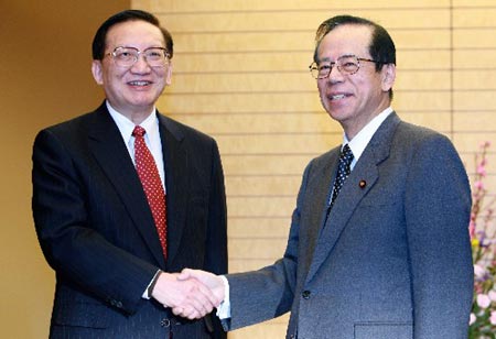 Japanese Prime Minister Yasuo Fukuda (R) shakes hands with visiting Chinese State Councilor Tang Jiaxuan during their meeting in Tokyo, capital of Japan, on Feb. 21, 2008. Tang Jiaxuan arrived in Tokyo late Wednesday for a four-day visit at the invitation of the Japanese government. 