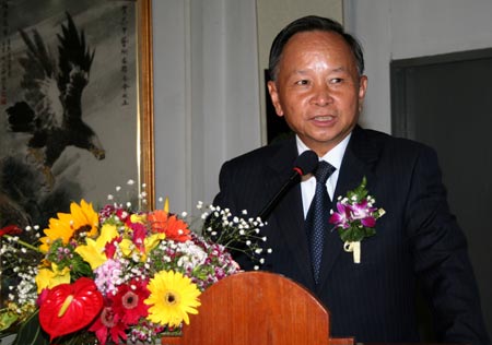 Chinese Ambassador to Thailand Zhang Jiuhuan delivers a speech at the opening ceremony of the Thai-Chinese Art Exhibition in Bangkok, capital of Thailand, Feb. 21, 2008. The Thai-Chinese Art Exhibition was opened here Thursday to display paintings of artists from both countries.