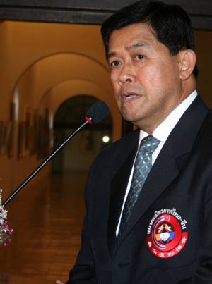 Chairman of the Thai-Chinese Friendship Association Korn Dhabbharangsri addresses the opening ceremony of the Thai-Chinese Art Exhibition in Bangkok, capital of Thailand, Feb. 21, 2008. The Thai-Chinese Art Exhibition was opened here Thursday to display paintings of artists from both countries. 