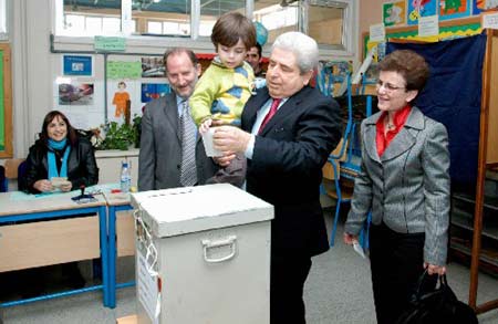 Cypriot Parliament Speaker and General Secretary of the left-wing AKEL party, Demetris Christofias (2nd R), casts his ballot in Nicosia, capital of Cyprus, on Feb. 24, 2008. (Xinhua Photo)