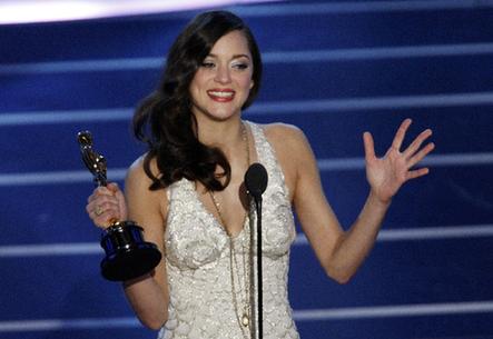 Actress Marion Cotillard accepts the Oscar for best actress for "La Vie en Rose" during the 80th annual Academy Awards, the Oscars, in Hollywood Feb. 24, 2008. (Xinhua/Reuters Photo)