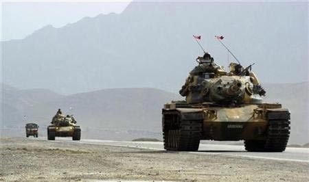 Turkish tanks move near the southeastern Turkish town of Silopi, near the Iraqi border, February 21, 2008.(Xinhua Photo)