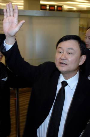 Thailand's coup-ousted Prime Minister Thaksin Shinawatra arrives at Hong Kong International Airport in Hong Kong, China, Feb. 28, 2008. Thaksin left here Thursday morning for Thailand after 17 months of self-exile.(Xinhua/Lui Siu Wai)