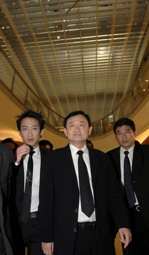 Thailand's coup-ousted Prime Minister Thaksin Shinawatra (C) arrives at Hong Kong International Airport in Hong Kong, China, Feb. 28, 2008. Thaksin left here Thursday morning for Thailand after 17 months of self-exile.(Xinhua/Lui Siu Wai)