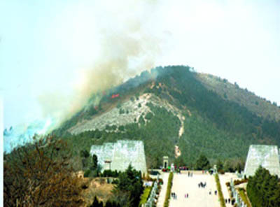 A fire broke out around 2:00 p.m. Saturday on the western part of a mountain that encased the tombs of a powerful Chinese empress Wu Zetian and her husband Gaozong in the Tang Dynasty (618-907). 