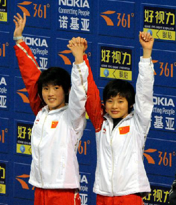 Chen Ruolin/Wang Xin snatched the women's 10m platform synchronized crown at the ongoing FINA Diving Grand Prix.