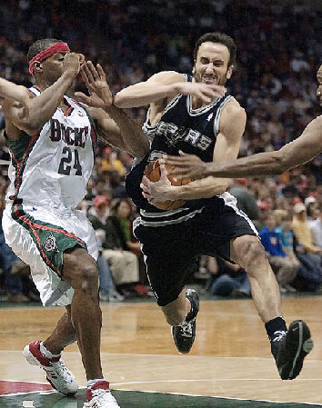 San Antonio Spurs' Manu Ginobili of Argentina (right) drives past Milwaukee Bucks' Desmond Mason during the third quarter in Milwaukee on Saturday. The Spurs triumphed 96-94 for their eighth straight victory.