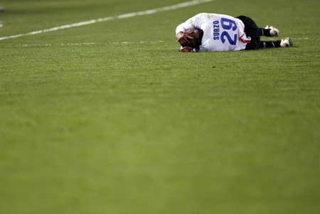 Inter Milan's David Suazo lies on the pitch during their Italian Serie A soccer match against Napoli at the San Paolo stadium in Naples March 2, 2008.