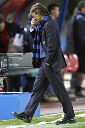 Inter Milan's coach Roberto Mancini leaves the pitch at the end of their Italian Serie A soccer match against Napoli in Naples March 2, 2008.