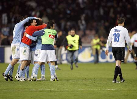 Inter Milan's Hernan Crespo (R) leaves the pitch as Napoli's players celebrate their victory at the end of their Italian Serie A soccer match in Naples March 2, 2008.