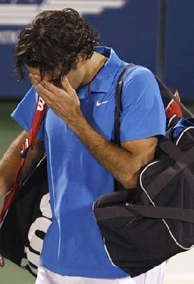 Switzerland&apos;s Roger Federer leaves the court after losing his match to Britain&apos;s Andy Murray at the ATP Dubai Tennis Championships, March 3, 2008.