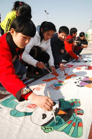 Deaf and dumb students draw Fuwas, mascots of the 2008 Beijing Olympic Games, at a special education school in Chaohu City, east China's Anhui Province, March 3, 2008, the ninth National Ear Health Care Day. More than 30 students at the special school drew pictures together to present good wishes for the 2008 Beijing Olympic Games. 