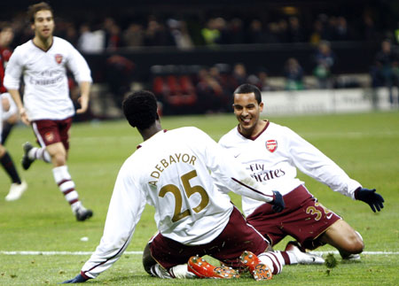 Arsenal&apos;s Emmanuel Adebayor (L) celebrates with team mate Theo Walcott after scoring against AC Milan in their Champions League first knockout round, second leg soccer match at the San Siro stadium in Milan March 4, 2008. Arsenal won the match 2-0. 
