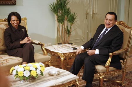 Egyptian President Hosni Mubarak (R) talks with U.S. Secretary of State Condoleezza Rice at the Presidential Palace in Cairo March 4, 2008.