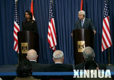 Palestinian President Mahmoud Abbas (R) and visiting U.S. Secretary of State Condoleezza Rice attend a press conference in Ramallah, March 4, 2008.