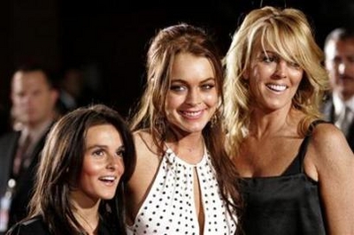 File photo shows Lindsay Lohan (C) with her mother Dina (R) and her sister Aliana at the premiere of 'Just My Luck' at the Mann National theatre in Los Angeles May 9, 2006.(Photo: chinadaily.com.cn/Agencies)
