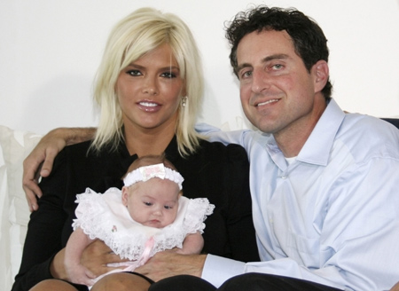 Anna Nicole Smith is shown with her attorney Howard K. Stern and Smith's newborn daughter Dannielynn Hope at home in the Bahamas in this publicity photo released to Reuters by 'Entertainment Tonight' television program Nov. 2, 2006. (Xinhua/Reuters, File Photo)