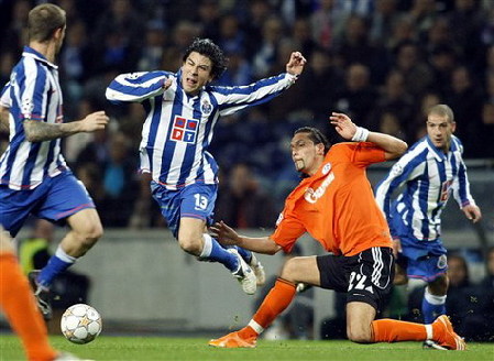 Porto's Fucile (left 2) is fouled by Schalke's Kevin Kuranyi, during the Champions League second round soccer match between FC Porto and FC Schalke 04 in Porto, Portugal, yesterday.