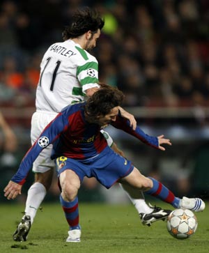 Barcelona's Lionel Messi (R) fights for the ball against Celtic's Paul Hartley during their Champions League first knockout round, second leg soccer match in Barcelona March 4, 2008.