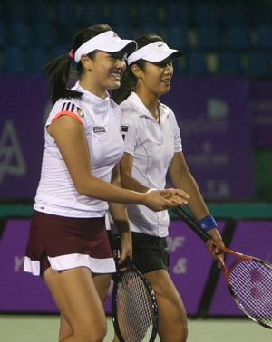 China's Peng Shuai (L) and Sun Tiantian celebrate after winning their match against Serena Williams and Venus Williams of U.S. at the WTA Bangalore Open tennis tournament in the southern Indian city of Bangalore March 5, 2008. Sun and Peng won 5-7, 6-2, 11-9. 
