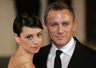 Actor Daniel Craig (R) arrives with his partner Satsuki Mitchell for the BAFTA (British Academy of Film and Television Arts) awards at The Royal Opera House in London Feb. 11, 2007. (Photo: chinadaily.com.cn/Agencies)