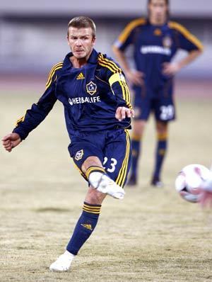 Los Angeles Galaxy's David Beckham passes the ball during a soccer match performance against Shanghai Hong Kong United in Shanghai, east China, March 5, 2008. Los Angeles Galaxy won 3-0. 