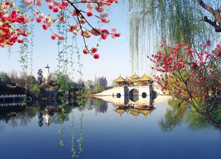 Flowers bloom near Slim West Lake, an icon of Yangzhou. (File Photo)