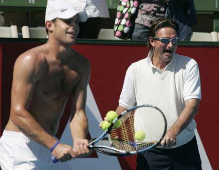 Andy Roddick of the U.S. and his coach Jimmy Connors (R) attend a practice session at the Kooyong Classic tennis tournament in Melbourne Jan. 10, 2008.
