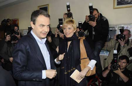 Spain's Prime Minister Jose Luis Rodriguez Zapatero (L)prepares to cast his ballot at a polling station in Madrid March 9, 2008. Spain's parliamentary elections kicked off Sunday as voters began to cast their ballots to elect a new Congress and Senate after four years of rule by the socialist government of Prime Minister Jose Luis Rodriguez Zapatero.