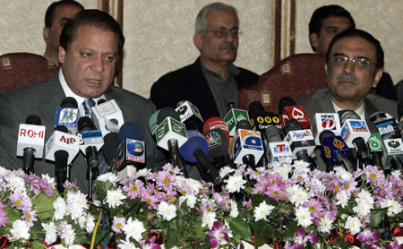 Former prime minister Nawaz Sharif (L) and Asif Ali Zardari (R), widower of the slain opposition leader, Benazir Bhutto, leader of the Pakistan People's Party, speak during a joint news conference in Bhurban near Islamabad March 9, 2008. (Xinhua/Reuters Photo)