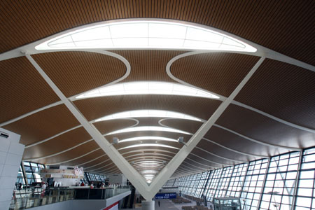 Photo taken on March 7, 2008 shows the interior of newly-built No.2 terminal building of the Pudong International Airport in Shanghai, east China. (Xinhua Photo)