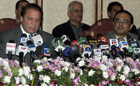 Former prime minister Nawaz Sharif (L) and Asif Ali Zardari (R), widower of the slain opposition leader, Benazir Bhutto, leader of the Pakistan People's Party, speak during a joint news conference in Bhurban near Islamabad March 9, 2008.(Xinhua/Reuters Photo)