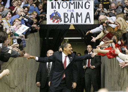 U.S. Democratic presidential candidate and Senator Barack Obama (D-IL) (C) arrives to speak in Laramie, Wyoming, March 7, 2008. (Xinhua/Reuters Photo)