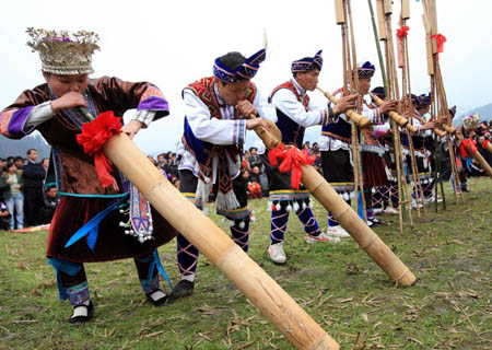 Local youth of Miao ethnic group play Lusheng, a reed-pipe wind instrument, in Dongtou township of Rongshui county, southwest China's Guangxi Zhuang Autonomous Region, March 9, 2008. Tens of thousands of local residents and people from nearby Guizhou province celebrated the traditional Huapao (flower fireworks) Festival on the second day of second month in the lunar year, which fell on Sunday. (Xinhua/Long Tao)