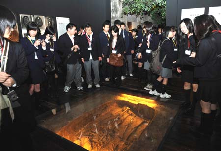  Japanese students visit Chongqing Three Gorges Museum in Chongqing of China, March 11, 2008. A total of 1,000 Japanese youth arrived in China on Monday for a seven-day tour of the country to mark the start of the China-Japan Friendly Exchange Year of the Youth. The Japanese delegation, breaking into small groups, will respectively visit such cities as Shanghai and Hangzhou in the east, Chongqing and Chengdu in the west, Guangzhou in the south and Dalian in the northeast and hold get-togethers with their Chinese peers.