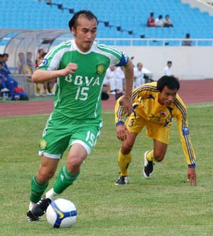 Tao Wei (L) of China's Guoan breaks through during the Group F match against Vietnam's Nam Dinh at the AFC Champions League 2008, March 12, 2008. China's Guoan won the match 3-1.