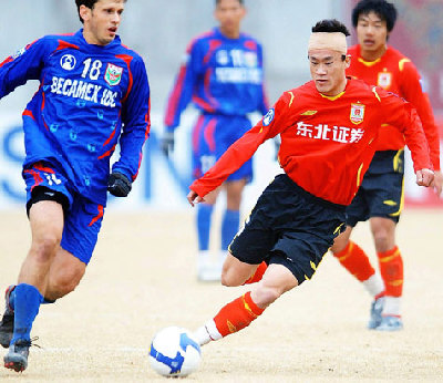 Wang Dong (right) of Changchun Yatai, the 2007 Chinese Super League champion, in action against Binh Duong of Vietnam during their Asian Champions League clash in Changchun, northeastern Jilin Province, yesterday. Changchun won 2-1.