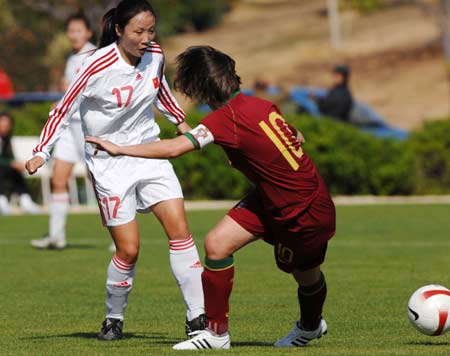 China's Zhang Zheng (L) fights for the ball in a match against Portugal in the Algarve Cup women's soccer championship in Algarve, Portugal, March 12, 2008. China won 6-5 and placed the ninth.