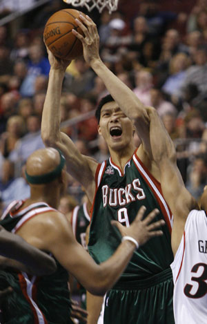 Milwaukee Bucks forward Yi Jianlian from China shoots under pressure from Philadelphia 76ers guard Willie Green (33) during the second quarter of their NBA basketball game in Philadelphia, Pennsylvania, in this January 8, 2008 file photo. 