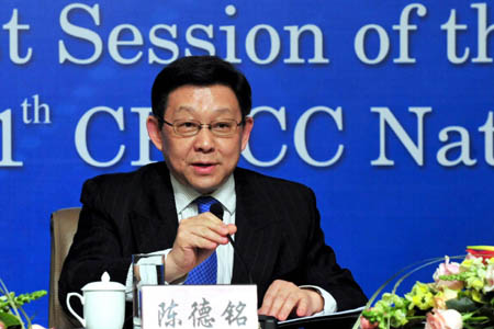 Chinese Minister of Commerce Chen Deming (C) meets the press during a press conference held by the news center for the First Session of the 11th National People's Congress (NPC) and the First Session of the 11th National Committee of the Chinese People's Political Consultative Conference (CPPCC) in Beijing, capital of China, March 12, 2008. 
