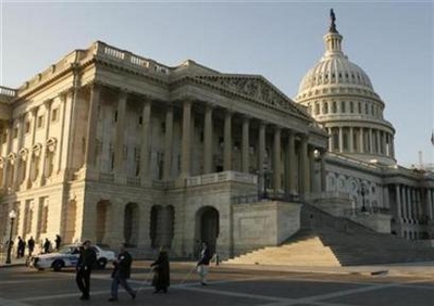 The US Capitol building is seen in Washington in this January 28, 2008 file photo. A small plane unintentionally intruded the restricted airspace over Washington, D.C., Wednesday, putting the Capitol building on alert but posing no imminent threat. [Agencies]