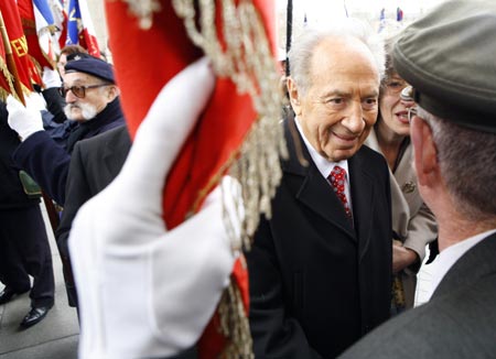 Israel's President Shimon Peres (R) meets war veterans at the Tomb of the Unknown Soldier under the Arc de Triomphe in Paris March 11, 2008. Shimon Peres is on a four-day state visit in France. 