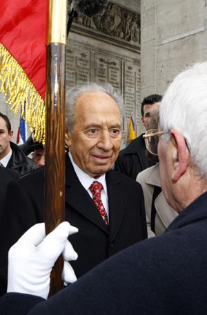 Israel's President Shimon Peres meets war veterans at the Tomb of the Unknown Soldier under the Arc de Triomphe in Paris March 11, 2008. Shimon Peres is on a four-day state visit in France. 